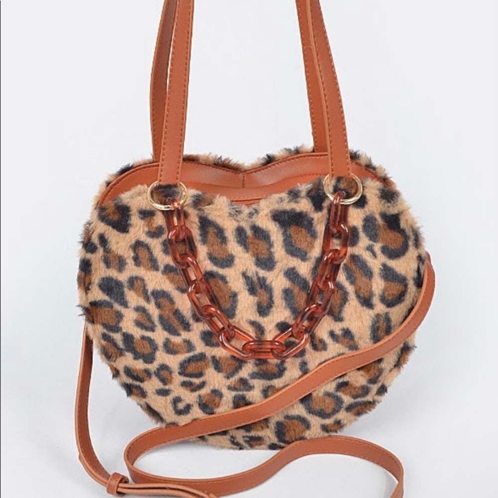 Brown Y2K fur leopard heart bag comes with a shoulder strap